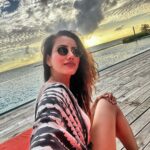 Sonnalli Seygall Instagram - Spot the odd one out! 🤐 #ｓｕｎｄａｙｍｏｏｄ #throwback🔙 @travelwithjourneylabel @yasminikrami #SonnalliSeygall #TravelWithJourneyLabel #JourneyLabel #YouAreSpecial #ThinkHolidayThinkJourneyLabel #LuxuryHoliday #Maldives #travelwithsonnalli