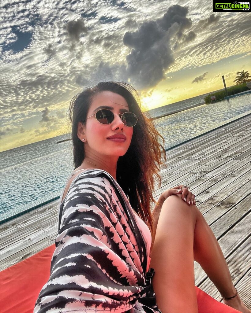 Sonnalli Seygall Instagram - Spot the odd one out! 🤐 #ｓｕｎｄａｙｍｏｏｄ #throwback🔙 @travelwithjourneylabel @yasminikrami #SonnalliSeygall #TravelWithJourneyLabel #JourneyLabel #YouAreSpecial #ThinkHolidayThinkJourneyLabel #LuxuryHoliday #Maldives #travelwithsonnalli