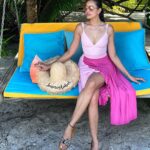 Sonnalli Seygall Instagram - Spot the odd one out! 🤐 #ｓｕｎｄａｙｍｏｏｄ #throwback🔙 @travelwithjourneylabel @yasminikrami #SonnalliSeygall #TravelWithJourneyLabel #JourneyLabel #YouAreSpecial #ThinkHolidayThinkJourneyLabel #LuxuryHoliday #Maldives #travelwithsonnalli