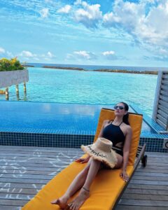Sonnalli Seygall Instagram - Spot the odd one out! 🤐 #ｓｕｎｄａｙｍｏｏｄ #throwback🔙 @travelwithjourneylabel @yasminikrami #SonnalliSeygall #TravelWithJourneyLabel #JourneyLabel #YouAreSpecial #ThinkHolidayThinkJourneyLabel #LuxuryHoliday #Maldives #travelwithsonnalli