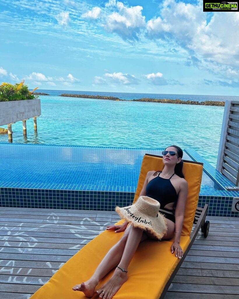 Sonnalli Seygall Instagram - Spot the odd one out! 🤐 #ｓｕｎｄａｙｍｏｏｄ #throwback🔙 @travelwithjourneylabel @yasminikrami #SonnalliSeygall #TravelWithJourneyLabel #JourneyLabel #YouAreSpecial #ThinkHolidayThinkJourneyLabel #LuxuryHoliday #Maldives #travelwithsonnalli