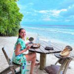 Sonnalli Seygall Instagram - Lunch here everyday 🤩 🌊 🍲 #majormissing #maldives #vacay My beautiful dress by @mandirawirkhq 💙