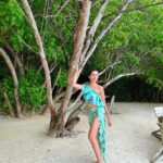 Sonnalli Seygall Instagram - Lunch here everyday 🤩 🌊 🍲 #majormissing #maldives #vacay My beautiful dress by @mandirawirkhq 💙