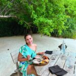 Sonnalli Seygall Instagram - Lunch here everyday 🤩 🌊 🍲 #majormissing #maldives #vacay My beautiful dress by @mandirawirkhq 💙