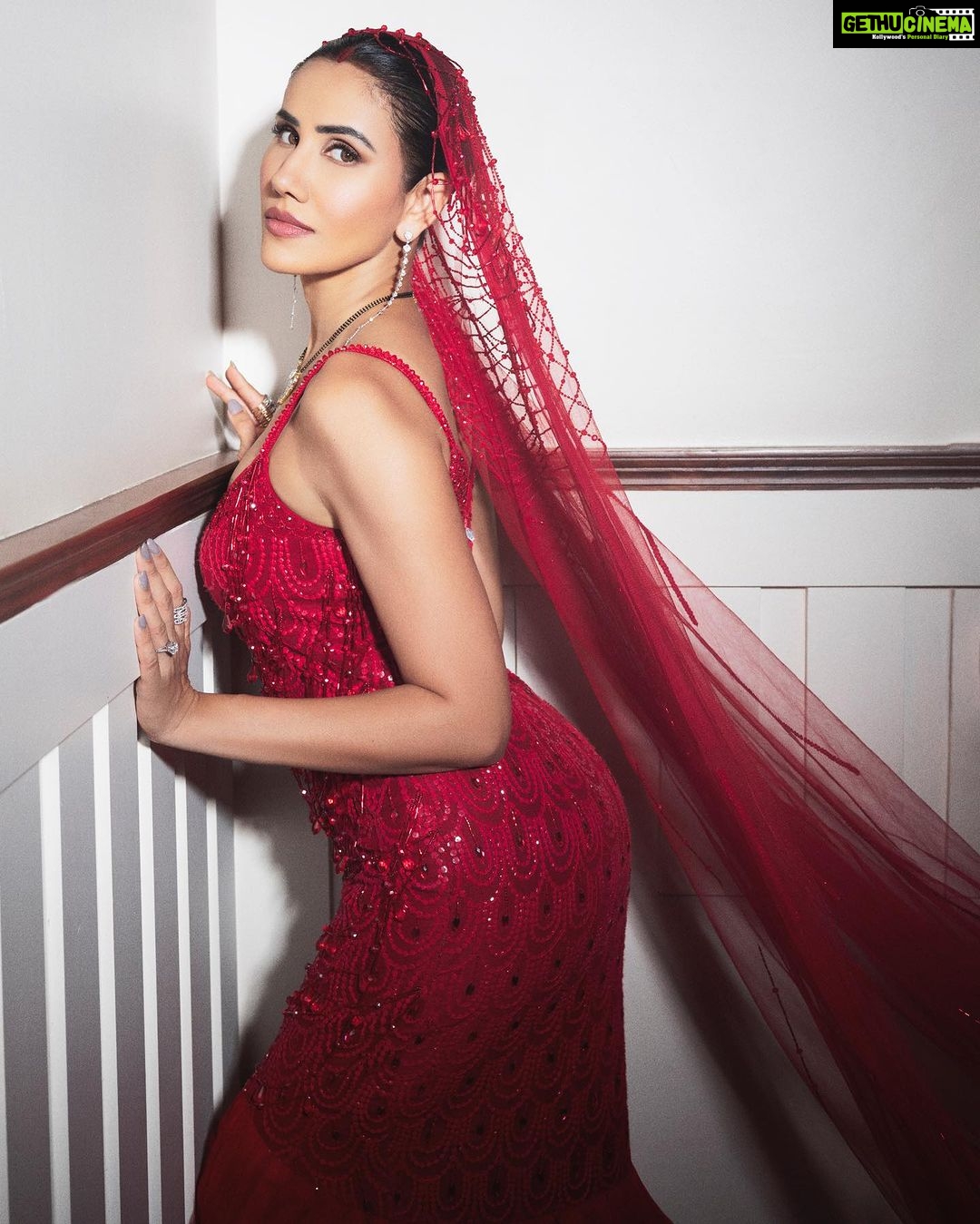Sonnalli Seygall Instagram - Not without my sindoor, mangalsutra & pati ❤️🥹 Swipe ⬅️ to see pati & I on our first cover together. For @clapclapindia Photographer - @dinesh_ahuja Chief Editor - @soul_kari Styled By - @parikshaat Hair & Makeup - @saniya.advani Location - @viabombay Outfit - @neetalulla @houseofneetalulla Jewellery - @gehnajewellers1 Ashesh’s outfit Suit - @narendra_kumar_bespoke Shirt - @bombayshirts Bow - @tisastudio Words - @krishikabhatia Operations - @g_makhija3098