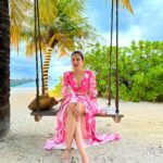 Sonnalli Seygall Instagram - Sunset cruise at @atmospherekanifushi spotting dolphins 🐬 🌅 @travelwithjourneylabel @atmospherekanifushi Outfit: @mandirawirkhq #SonnalliwithAtmosphere #AtmosphereKanifushi #BestHoneymoonplace #JoyofGiving #AllInclusive #JourneyLabel #TravelWithJourneyLabel #YouAreSpecial #ThinkHolidayThinkJourneyLabel #LuxuryHoliday #Maldives Atmosphere Kanifushi Maldives