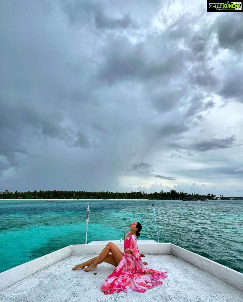Sonnalli Seygall Instagram - Sunset cruise at @atmospherekanifushi spotting dolphins 🐬 🌅 @travelwithjourneylabel @atmospherekanifushi Outfit: @mandirawirkhq #SonnalliwithAtmosphere #AtmosphereKanifushi #BestHoneymoonplace #JoyofGiving #AllInclusive #JourneyLabel #TravelWithJourneyLabel #YouAreSpecial #ThinkHolidayThinkJourneyLabel #LuxuryHoliday #Maldives Atmosphere Kanifushi Maldives