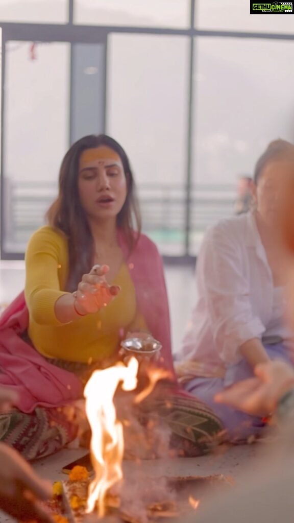 Sonnalli Seygall Instagram - Wishing everyone a happy and disciplined #InternationalYogaDay 🧘‍♀ About 3 months ago, I became a certified Yoga teacher. Turned my passion into a lifestyle and my lifestyle into a degree. So excited to finally share a glimpse of my journey of becoming a Yoga teacher at the @yogavidyaschool under @prashantjyoga in Rishikesh, the Yoga capital of the world❣ #yogaday #yogawithsonnalli #yogasehoga #wellnessjourney
