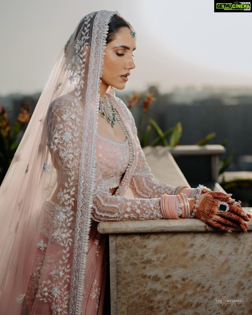 Sonnalli Seygall Instagram - Grateful | Blessed | Abbundant 🪷 ———————-———————-———————— Photograph: @the_wedding_files Outfit: @manishmalhotra05 @manishmalhotravows Jewellery: @anmoljewellers Styled by: @trishadjani Muh: @saniya.advani @pinky_viswakarma Draping: @kalpana__shah @brindashah_love Mehendi: @veenanagda