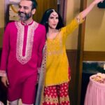 Sonnalli Seygall Instagram - #AsheshFoundSona A #TailorMade wedding! Wedding Planners: @tailormadeexperiences & @jashnsquad Photography: @the_wedding_files Mehendi artist: @veenanagda PR: @one__communication & @focuspr Venue: @hoteljewelofchembur Outfit: @abhinavmishra_ Earrings and Maatha Patti: @koharbykanika Juttis: @juttichoo Styling: @trishadjani Make up: @saniya.advani Hairtsylist: @pinky_viswakarma Gifting Partner: @zealofoods . . #bollywood #celebrity #celebrityweddingplanner #weddingplanning #weddingplanner #sonnalliseygall #asheshsajnani #bollywoodmehendi
