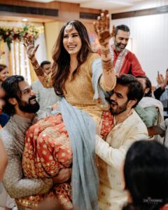 Sonnalli Seygall Instagram - Mehendi ni mehendi 💃🏻🥹

Wedding Planners : @jashnsquad & @tailormadeexperiences
.
Photography : @the_wedding_files
.
PR managed by : 
 @focuspr 
@one__communication 
.
Venue : @hoteljewelofchembur
.
Outfit: @abhinavmishra_
.
Earrings and maatha patti: @koharbykanika
.
Juttis: @juttichoo
.
Styled by: @trishadjani
.
Make up : @saniya.advani
.
Hairtsylist : @pinky_viswakarma
.
Gifting Partner : @zealofoods
.
Mehendi artist : @veenanagda