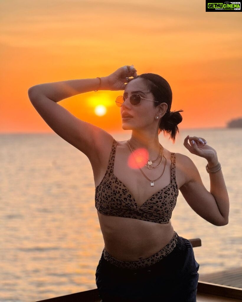 Sonnalli Seygall Instagram - Unfiltered, unedited, just me casually waiting for new sunrises and sunsets 🌞🧡
