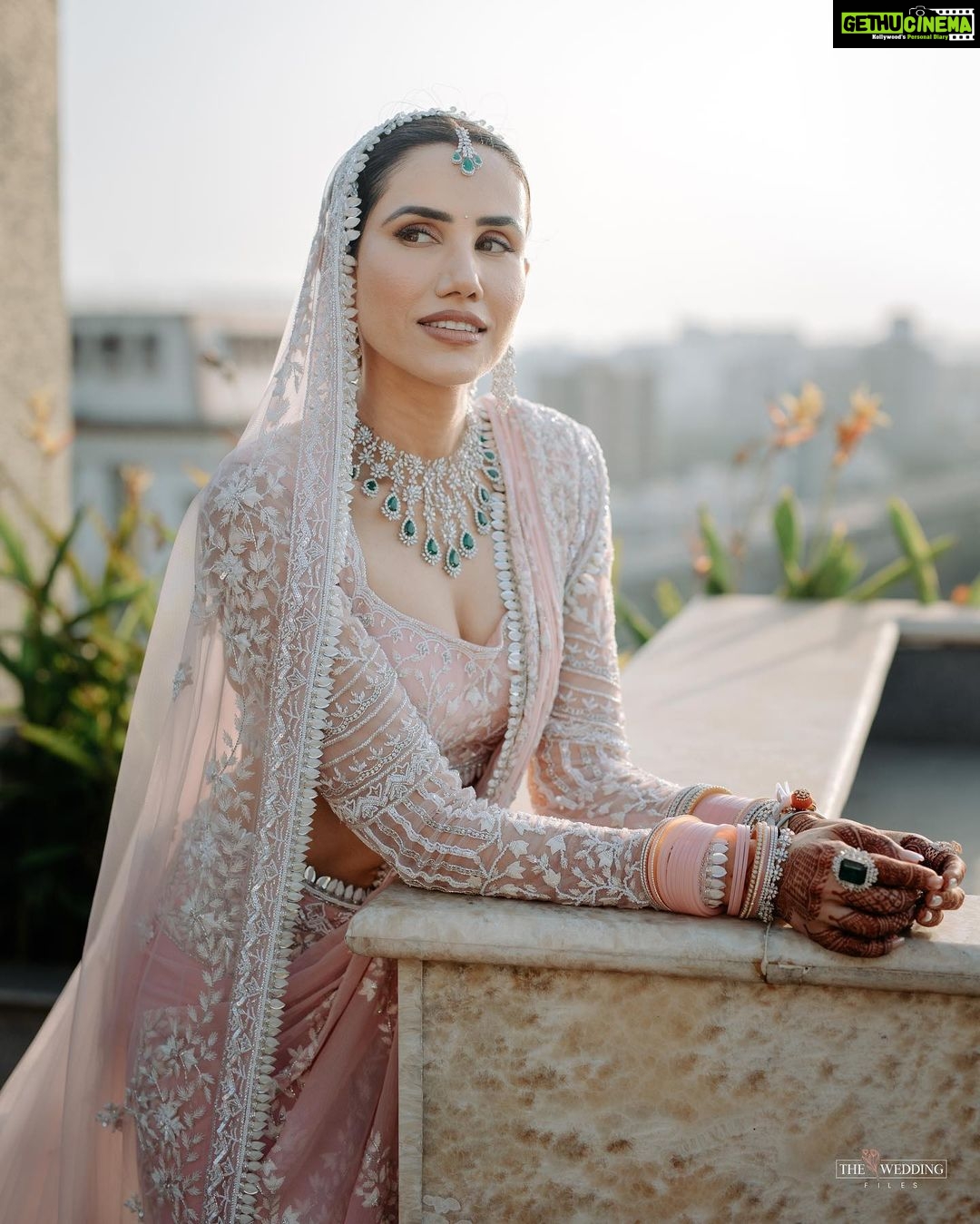 Sonnalli Seygall Instagram - Grateful | Blessed | Abbundant πͺ· βββββββ-βββββββ-ββββββββ Photograph: @the_wedding_files Outfit: @manishmalhotra05 @manishmalhotravows Jewellery: @anmoljewellers Styled by: @trishadjani Muh: @saniya.advani @pinky_viswakarma Draping: @kalpana__shah @brindashah_love Mehendi: @veenanagda