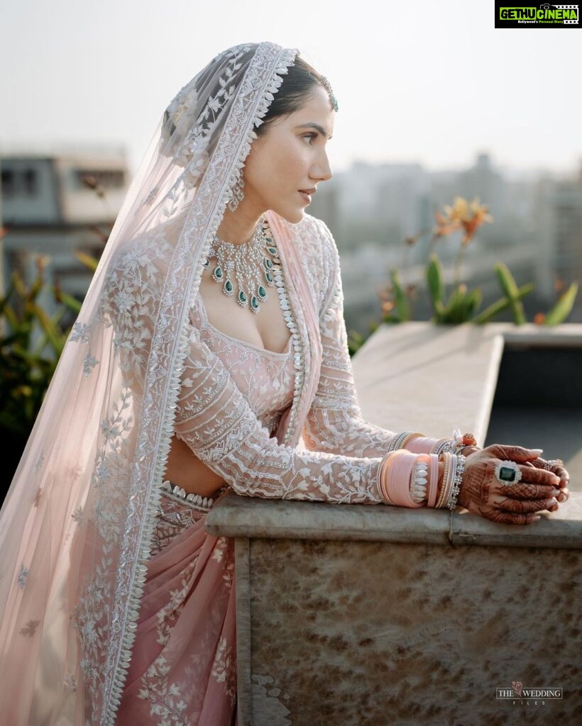 Sonnalli Seygall Instagram - Grateful | Blessed | Abbundant 🪷 ———————-———————-———————— Photograph: @the_wedding_files Outfit: @manishmalhotra05 @manishmalhotravows Jewellery: @anmoljewellers Styled by: @trishadjani Muh: @saniya.advani @pinky_viswakarma Draping: @kalpana__shah @brindashah_love Mehendi: @veenanagda