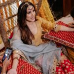 Sonnalli Seygall Instagram - Mehendi ni mehendi 💃🏻🥹 Wedding Planners : @jashnsquad & @tailormadeexperiences . Photography : @the_wedding_files . PR managed by : @focuspr @one__communication . Venue : @hoteljewelofchembur . Outfit: @abhinavmishra_ . Earrings and maatha patti: @koharbykanika . Juttis: @juttichoo . Styled by: @trishadjani . Make up : @saniya.advani . Hairtsylist : @pinky_viswakarma . Gifting Partner : @zealofoods . Mehendi artist : @veenanagda