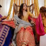 Sonnalli Seygall Instagram - Mehendi ni mehendi 💃🏻🥹 Wedding Planners : @jashnsquad & @tailormadeexperiences . Photography : @the_wedding_files . PR managed by : @focuspr @one__communication . Venue : @hoteljewelofchembur . Outfit: @abhinavmishra_ . Earrings and maatha patti: @koharbykanika . Juttis: @juttichoo . Styled by: @trishadjani . Make up : @saniya.advani . Hairtsylist : @pinky_viswakarma . Gifting Partner : @zealofoods . Mehendi artist : @veenanagda