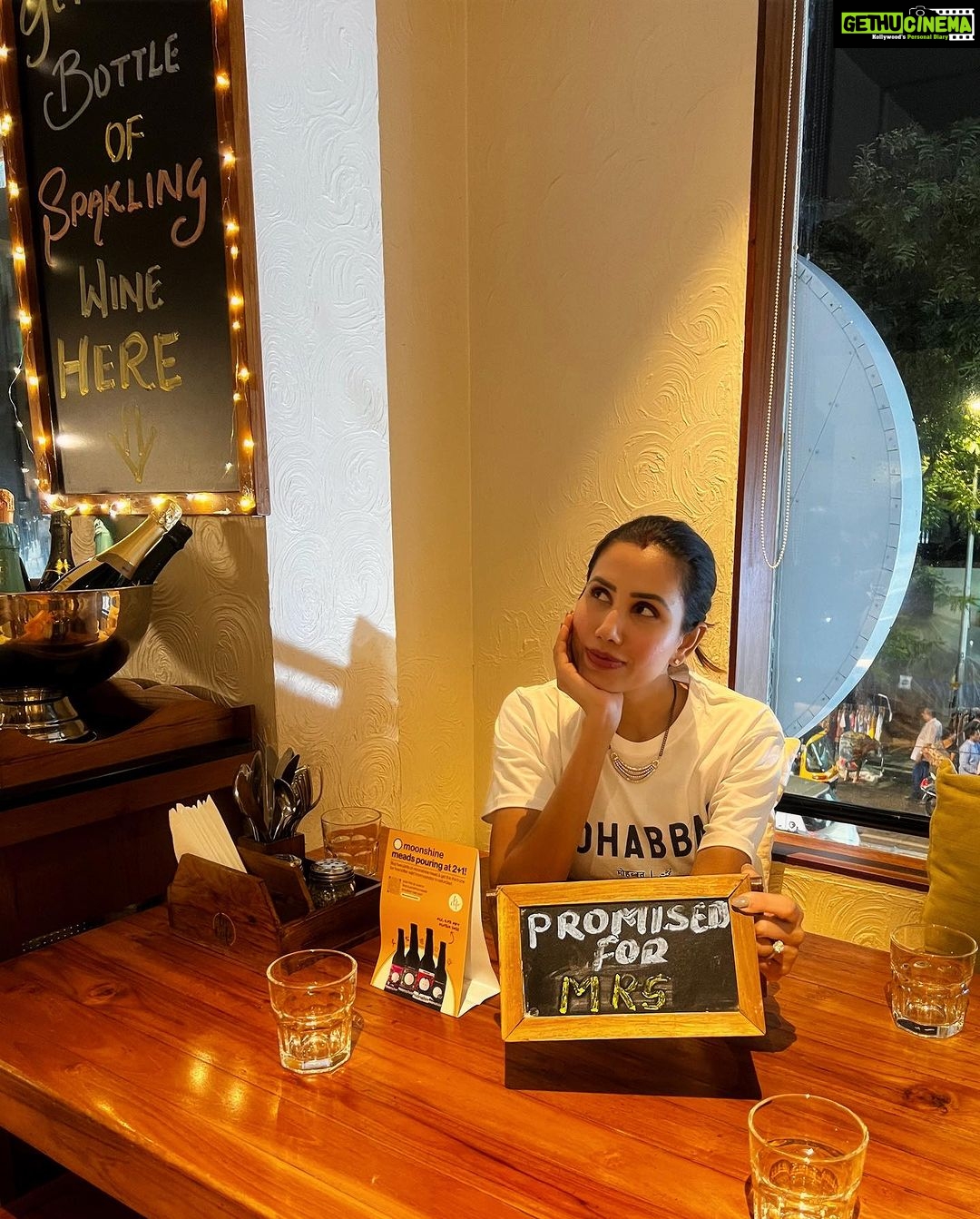 Sonnalli Seygall Instagram - When you reserve a table at @lecaferesto , it’s not just a reservation… it’s a promise ❤️ Dinner last night at my favourite restaurant, the table promised to the husband’s favourite client 🥹😋🙋♀️ 3rd pic: Creamy prawn toast topped with strawberries 🍓 4th pic: Cheesy tomato bruschetta 🍅 #alldayhappyplace #lecaferesto Le Café
