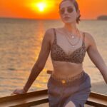 Sonnalli Seygall Instagram - Unfiltered, unedited, just me casually waiting for new sunrises and sunsets 🌞🧡