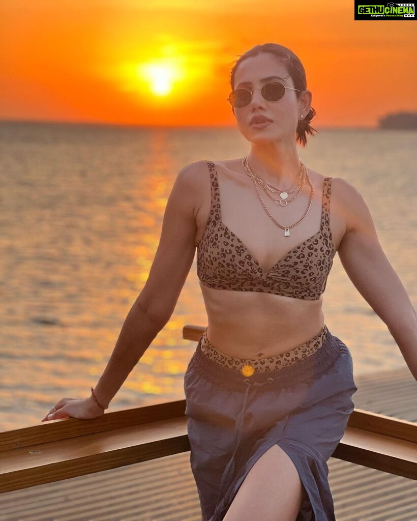 Sonnalli Seygall Instagram - Unfiltered, unedited, just me casually waiting for new sunrises and sunsets 🌞🧡