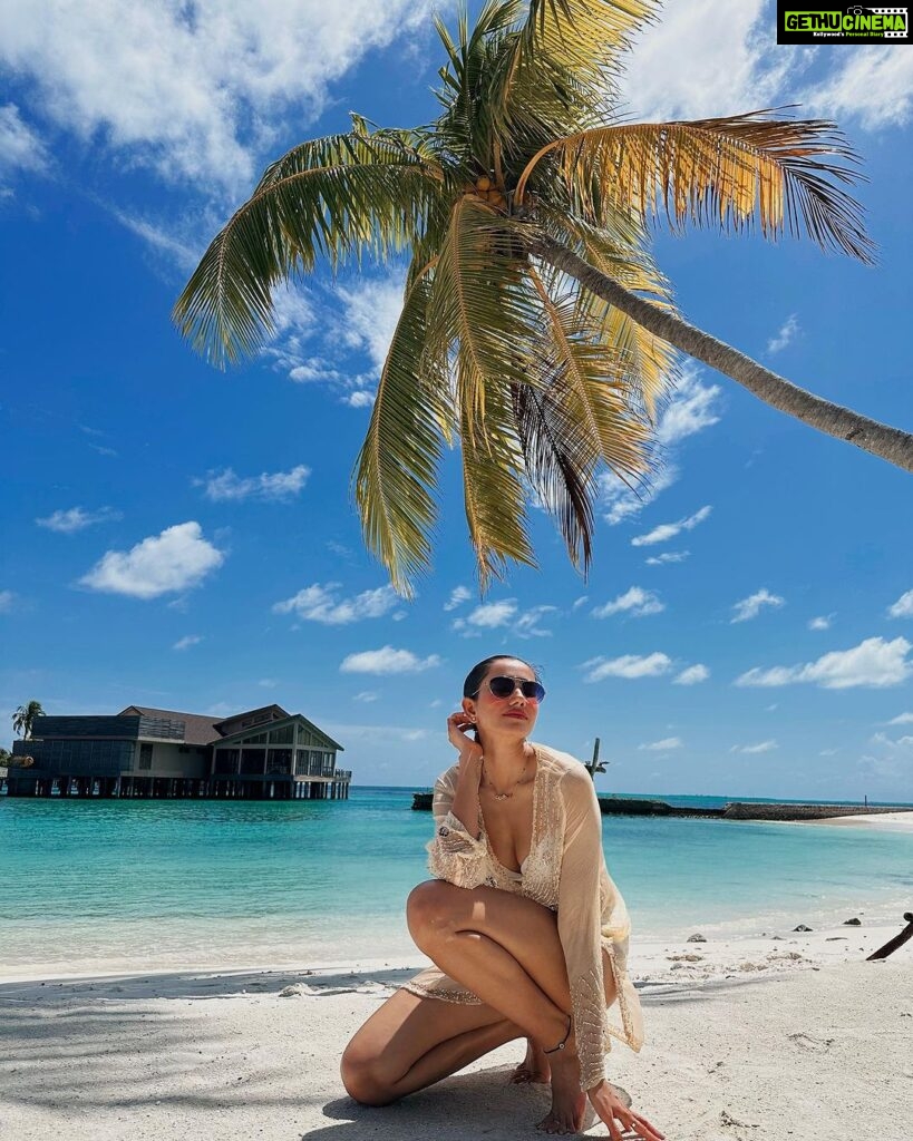 Sonnalli Seygall Instagram - Soaking it all in ☀️ 🌊 @travelwithjourneylabel @atmospherekanifushi #SonnalliwithAtmosphere #AtmosphereKanifushi #BestHoneymoonplace #JoyofGiving #AllInclusive #JourneyLabel #TravelWithJourneyLabel #YouAreSpecial #ThinkHolidayThinkJourneyLabel #LuxuryHoliday #Maldives #TravelWithSonnalli