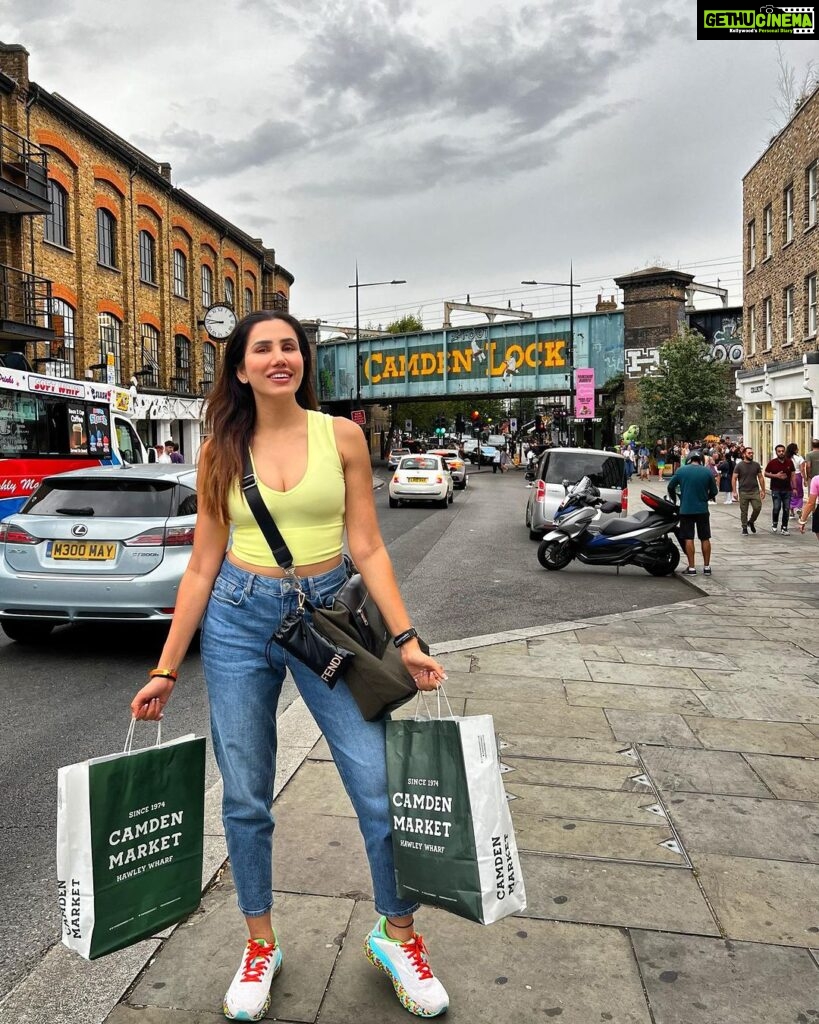 Sonnalli Seygall Instagram - *Throwback alert* Last Sunday I was in Camden market 🫶 Oh bless you modern science that we can travel countries In a matter of hours and then experience them later, whenever! #Grateful That’s the pro of it all. The biggest con for me personally is being so obsessed by it that we forget to live in the moment! #mindfulmoments Travel tip- This is a must do when in #london ! #CamdenMarket is so charming with the most quaint boutiques and the best food variety ever 🤤 Happy Sunday y’all ❤️ #sundaymotivation #throwback #londondiaries #travelgirl #traveltips #travelwithsonnalli #thingstodoinlondon #sundayfun
