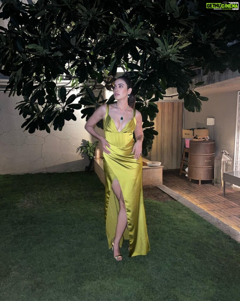 Sonnalli Seygall Instagram - From pictures to the red carpet to my late night green tea 💫 #AboutLastNight at the @globalspaindia Outfit & Jewellery @theballroomcouture