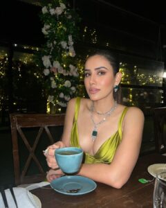 Sonnalli Seygall Instagram - From pictures to the red carpet to my late night green tea 💫 #AboutLastNight at the @globalspaindia Outfit & Jewellery @theballroomcouture