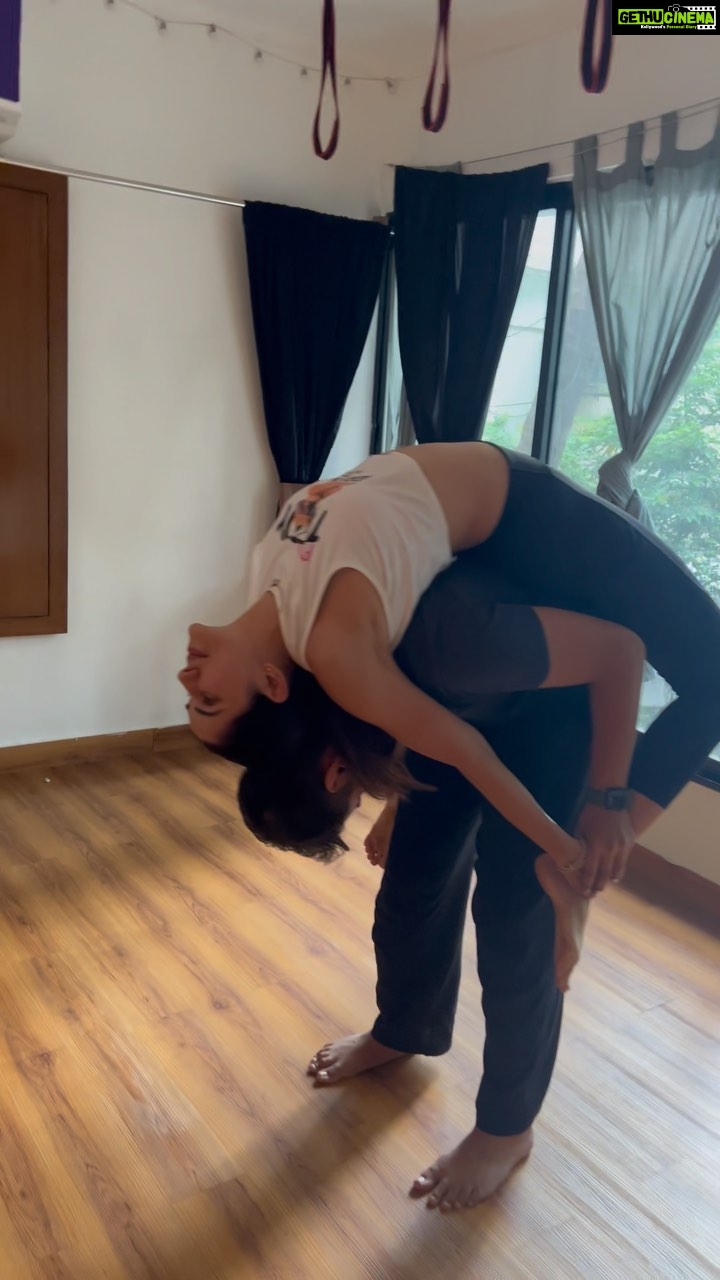 Sonnalli Seygall Instagram - You are as young and healthy as your spine is strong and supple! Backbends for spine health 🧘♀️ 🙌 Location: @anokhigardenmumbai #yogawithsonnalli #yogini #spinehealth #flexibilitygoals #yoga
