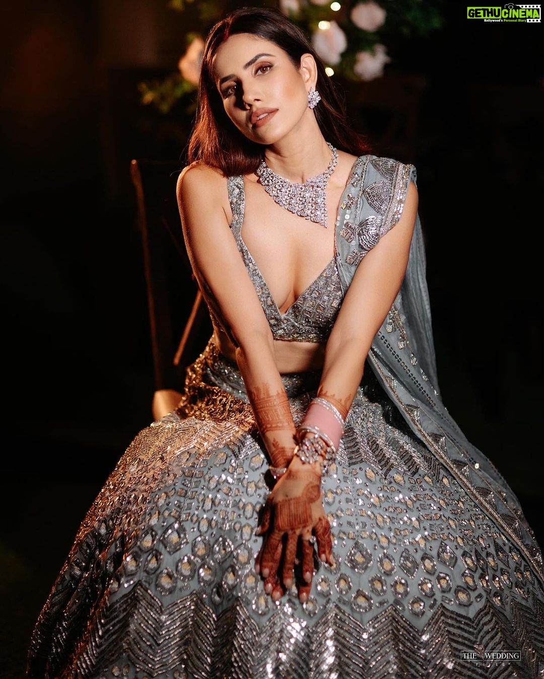 Sonnalli Seygall Instagram - Let’s make this a series ✨ Last pic my fav, for obvious reasons! 🥹 Lehenga @manishmalhotra05 @manishmalhotraworld Jewellery @varunadjani Chooda @raabtabyrahul Mehendi @veenanagda MUH @eshaasikka Stylist @trishadjani Photograph @the_wedding_files Location @gallopsmumbai #memories #throwback #weddingmemories