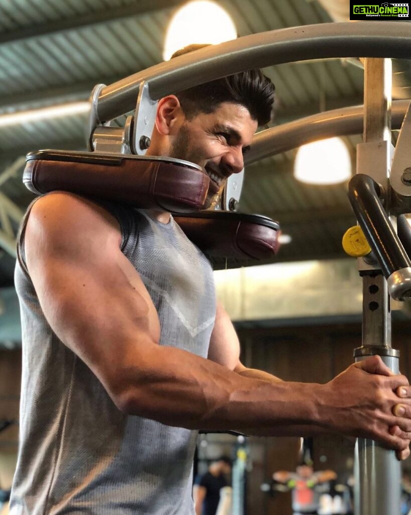 Sooraj Pancholi Instagram - PUSH YOURSELF to the last rep, then do one more just to prove YOU CAN! 🔥 #FeelTheBurn