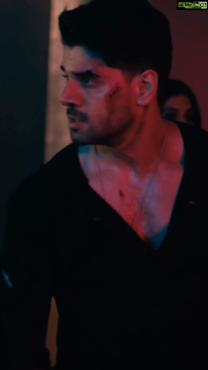 Sooraj Pancholi Instagram - OUT NOW! #JaaneJaa 🔥❤️🔥🤜🏼 (link in bio) @djchetas @atifaslam @aseeskaurmusic @nimritahluwalia @vyrloriginals @mtryash @prateekparma #Kickass #Action #ActionAddict #HandtoHandCombat #RetroIsCool #RetroOnReels #ReVibe #atif #Djchetas