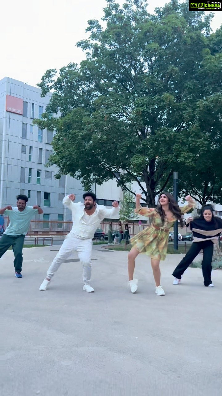 Sreeleela Instagram - Reunited with the Danger Pilla gang and this is what happened π @sekharmaster β¨ππ» YOUR #DANGERPILLA . . . @actor_nithiin πΊπ» @vakkanthamvamsi @jharrisjayaraj @armaanmalik @kk_writer1 #SudhakarReddy @nikitha_ak @sreshthmoviesoffl @vamsikaka