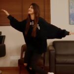 Sreeleela Instagram - Vibing to #NeeChuttuChuttu and I can’t seem to stop 💃🏼🕺🏽 Have you done it yet? Join the #NeeChuttuChuttu party and show me your moves! ➡️https://linktr.ee/SkandaFirstLyricalVideo #SkandaonSep15 #RAmPOthineni @ram_pothineni @premrakshith_choreographer #BoyapatiSreenu @srinivasaachitturi @santosh.detake @stunshiva_ @zeestudiosofficial @prasadnimmakayala @thisisputta @jungleemusicsouth @musicthaman Thank you for helping me out ! @rajaojas_dancer