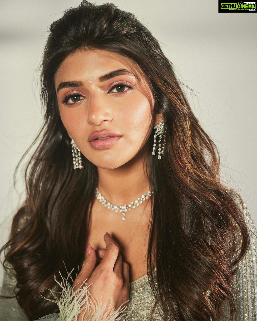 Sreeleela Instagram - Alexa play ‘Chand Sifarish’ 🌙 . . . . . . . . Makeup- @Deepikakarnanimakeovers Hair- @koduruamarnath Shot by - @arifminhaz Styled by- @archamehta Outfit - @bindaniofficial Jewellery - @karnikajewelshyd
