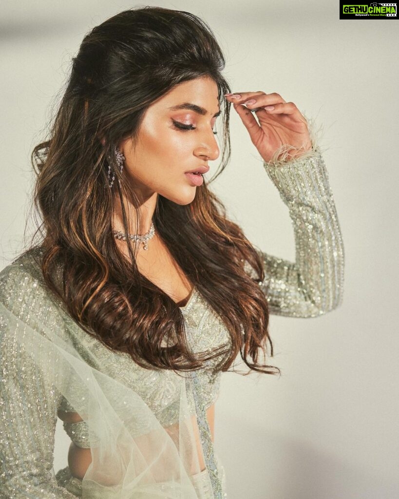 Sreeleela Instagram - Alexa play ‘Chand Sifarish’ 🌙 . . . . . . . . Makeup- @Deepikakarnanimakeovers Hair- @koduruamarnath Shot by - @arifminhaz Styled by- @archamehta Outfit - @bindaniofficial Jewellery - @karnikajewelshyd