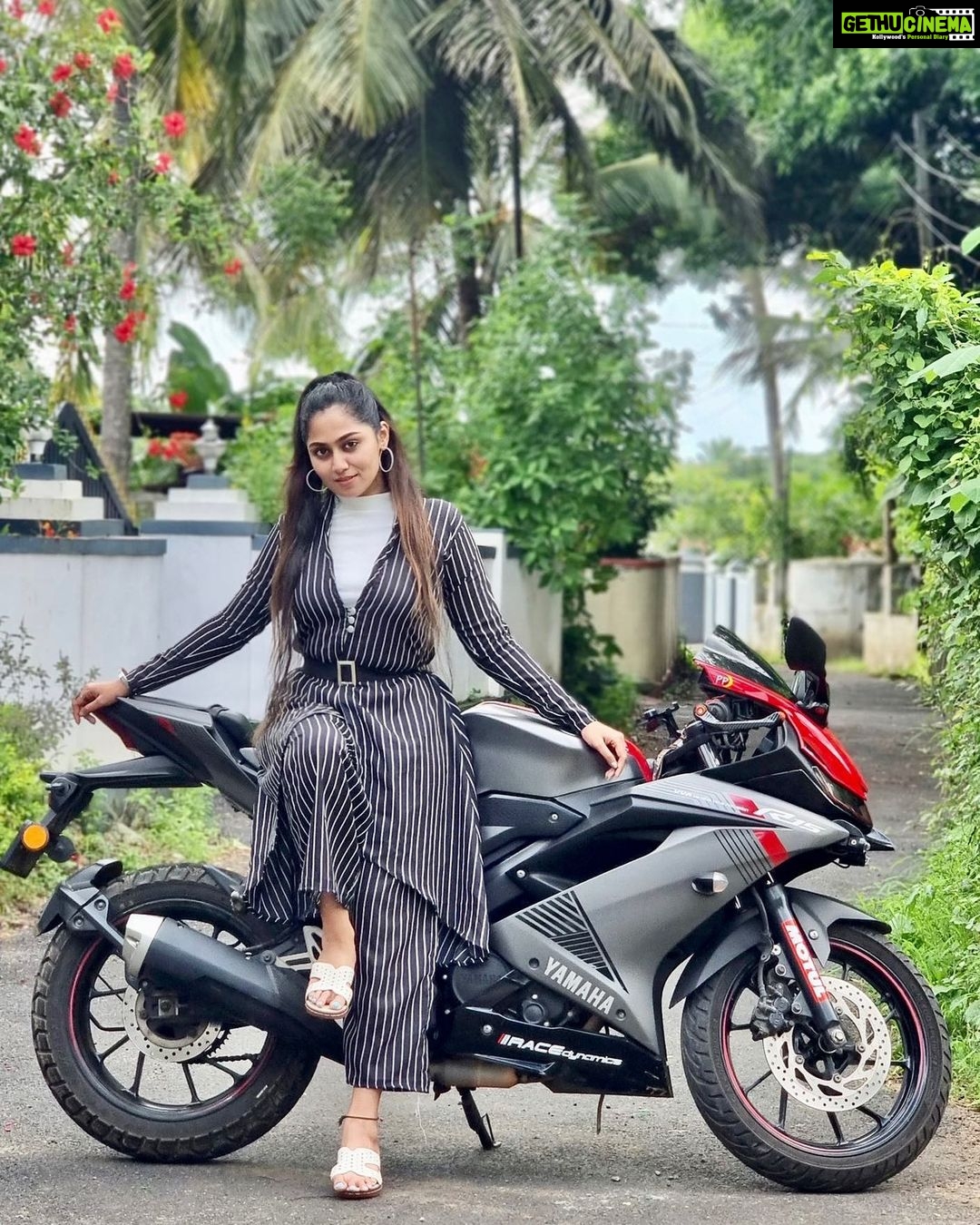 Sreethu Krishnan Instagram - 👁️🗨️✨.. Wearing @varnikacollections7 📸 @a_rjun_a__ #sreethukrishnan #photoshoot #designer #bike #r15 #kerala