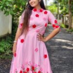 Sreethu Krishnan Instagram – Happy vibes today 🌸🌈✨…

Wearing @varnikacollections7 💖❤️

📸 @a_rjun_a__ 🌝

#sreethukrishnan