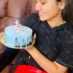 Sreethu Krishnan Instagram - Thankyou very much @yamuna_s_nair 😍😋 for this cake 🩵.. really unexpected one da 🥹♥️✨… And thanks to @cake__n__cream for this beautiful home made dog themed cake and macarons 😍 🐩
