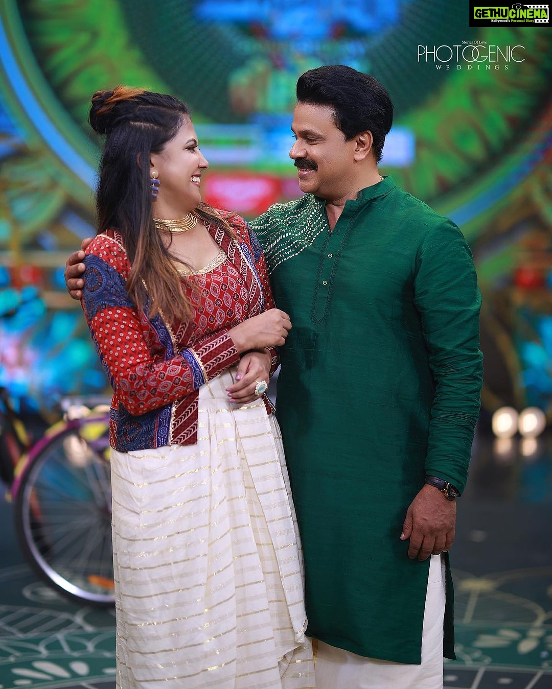 Sreevidya Nair Instagram - “തോഴീ നീയൊരുക്കുന്നു ഒരു ദേവിയായെൻ ഗ്രാമത്തെ ഞാൻ ഇതിന്റെ തീരത്തെ വന ഗോപ ബാലൻ ആകുന്നു…” A wonderful Onam with one and only ജനപ്രിയ നായകൻ @dileep ettan ❤️ 📷 @jinishphotogenic 👗 @niharikabyarya 💄 @arun_uthradam