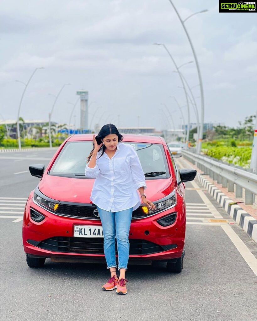 Sreevidya Nair Instagram - Touch down in Bangalore and off to Mysore ✌️ 📷 @sreekanthmkv Kempegowda International Airport Bengaluru