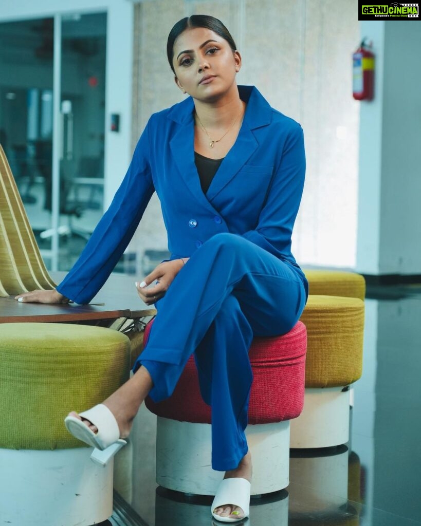 Sreevidya Nair Instagram - Being a classy anchor for @sainaplay @listenplease_standupcomedy 🧚‍♀️ 👗 @western_lady_ 💄 @arun_uthradam #standupcomedy #sreevidyamullachery #sreevidya #sainaplay #saina
