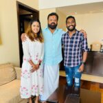 Sreevidya Nair Instagram - A human being who is as sweet as chocolate 🥰🥰 @sureshgopi sir ♥️ I was eagerly waiting to see you and get your blessings for our engagement. I'm not even going to share a single piece of your engagement gift with anyone.🤓 Thank youuu @vishnu.kurup chettaa for the picture 🥰 Kochi Marriott Hotel