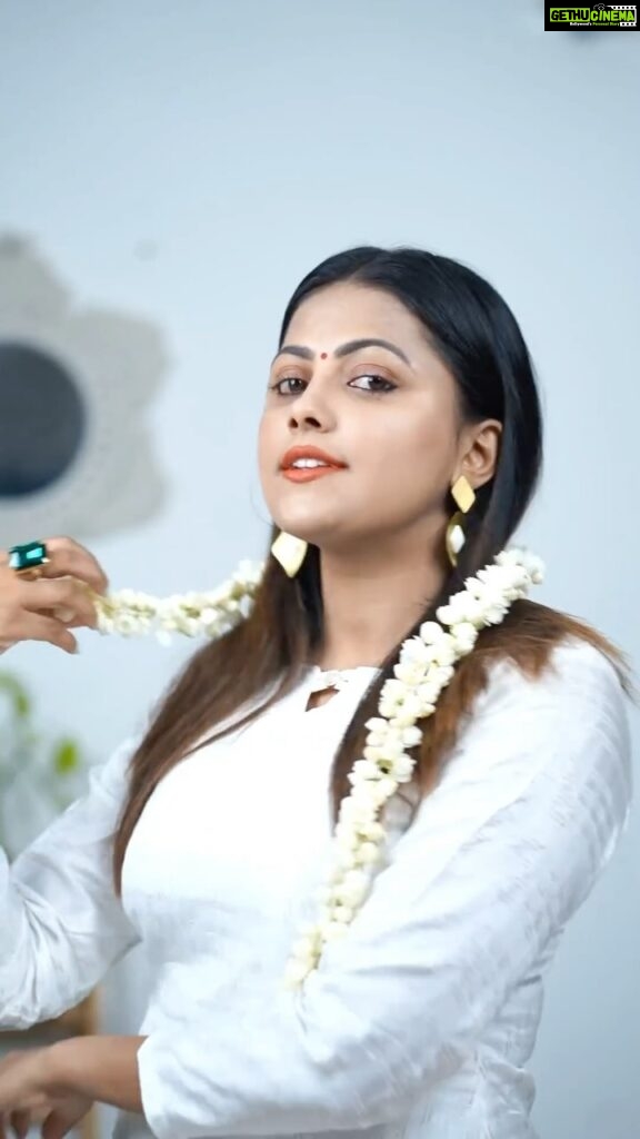 Sreevidya Nair Instagram - Onam is right around the corner and dull skin is a strict no-no! And why worry when you can give your skin a Golden GLOW in just 7 days! Try the #7DaysToGlow Routine with Pears and get glowing skin right in time for Onam! ⭐ #PearsGlycerine #PearsSoap #Onam