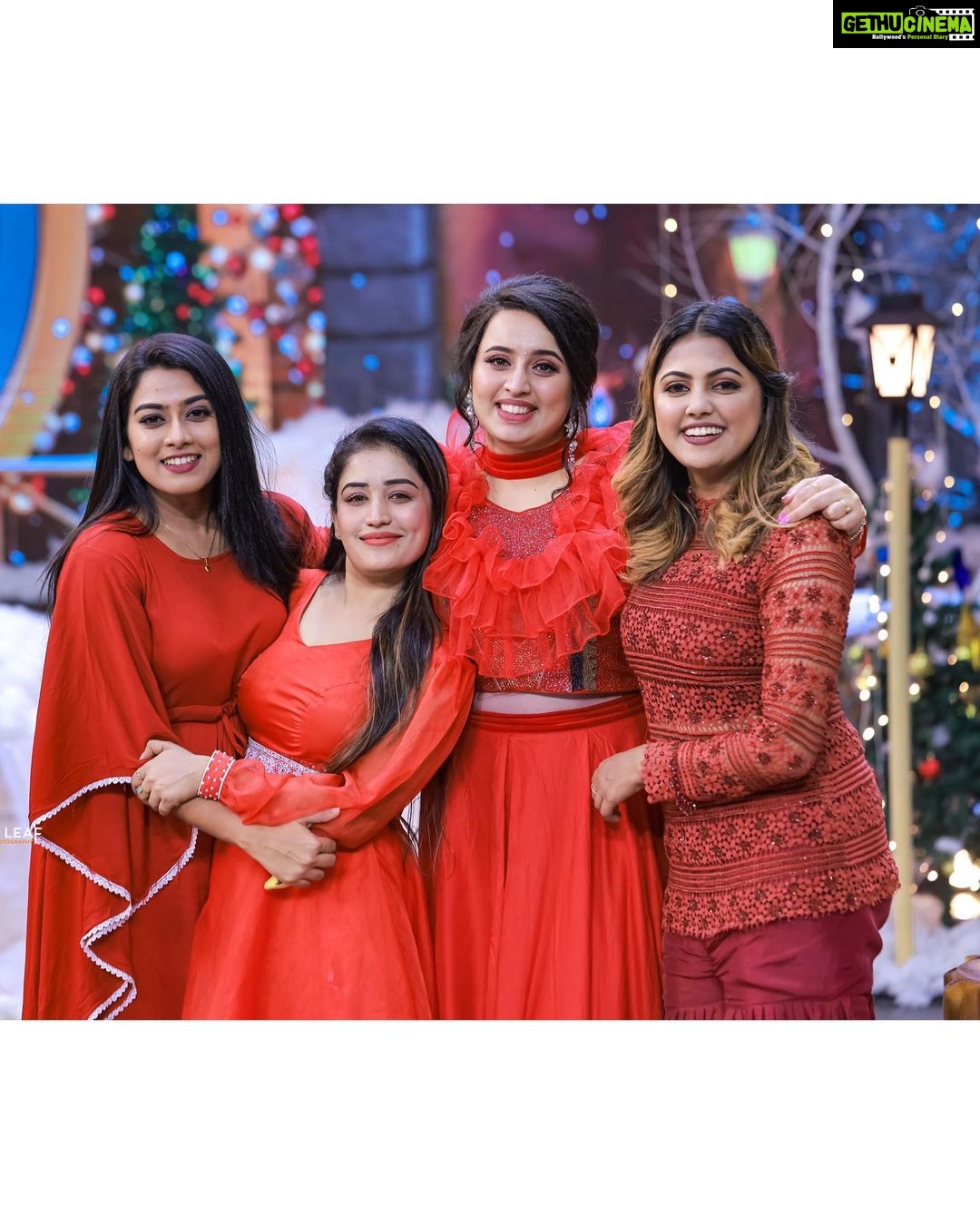 Sreevidya Nair - 82.9K Likes - Merry Christmas from us ✌🏻
📷 @3leaf_photography
👗 @jazaashdesignstudio
💄 @arun_uthradam