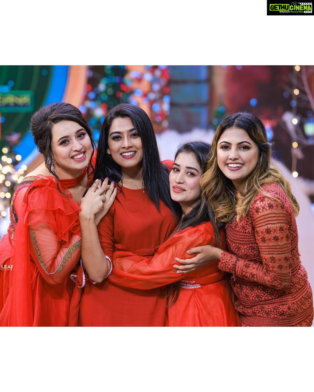 Sreevidya Nair - 82.9K Likes - Merry Christmas from us ✌🏻
📷 @3leaf_photography
👗 @jazaashdesignstudio
💄 @arun_uthradam