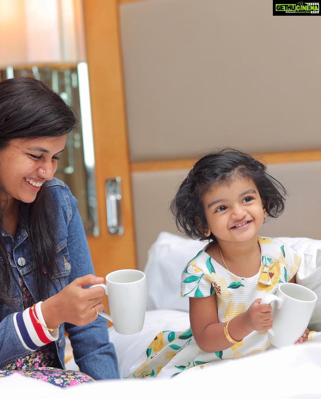 Sridevi Ashok Instagram - That’s our Sunday family time …🥰❤️ @ashok_chintala @sitara_chintala #srideviashok #familytime #familyphotography #westinchennai #couplegoals #fashionstyle #fashionblogger #fashionable #chennaiinfluencer #westin #marriottbonvoy #marriott The Westin Chennai Velachery