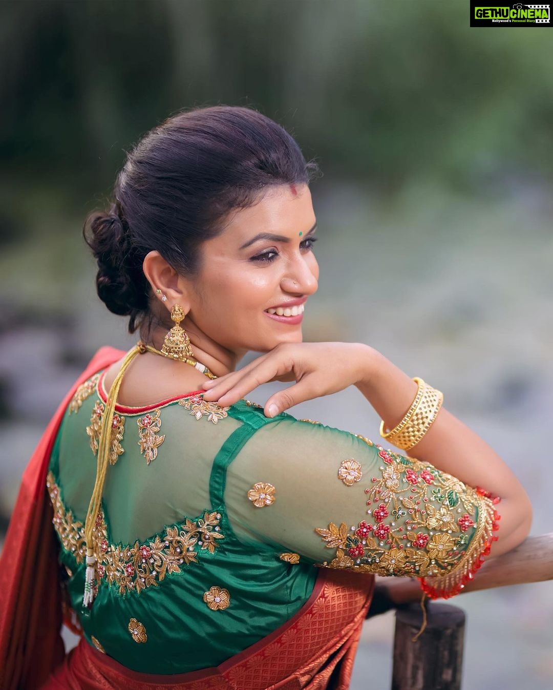 Sridevi Ashok Instagram - Very Good Morning… Have a nice week ahead. Half saree : @tweety_threads Make up - @jiyamakeupartistry Hairstyle- @mani_stylist_ Photography - @rootzstudios Location- @sppgardens #photoshoot #srideviashok #fashionlover #fashionphotography #lifestyleblogger #newclothing