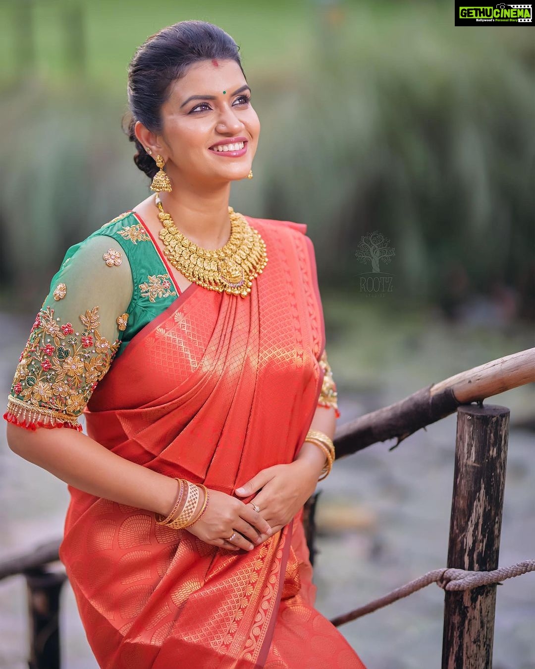 Sridevi Ashok Instagram - Very Good Morning… Have a nice week ahead. Half saree : @tweety_threads Make up - @jiyamakeupartistry Hairstyle- @mani_stylist_ Photography - @rootzstudios Location- @sppgardens #photoshoot #srideviashok #fashionlover #fashionphotography #lifestyleblogger #newclothing