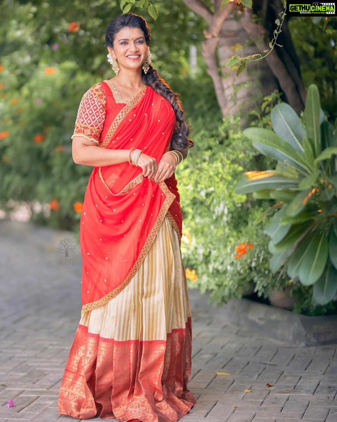Sridevi Ashok Instagram - Very Good Morning… Have a nice week ahead. Half saree : @tweety_threads Make up - @jiyamakeupartistry Hairstyle- @mani_stylist_ Photography - @rootzstudios Location- @sppgardens #photoshoot #srideviashok #fashionlover #fashionphotography #lifestyleblogger #newclothing