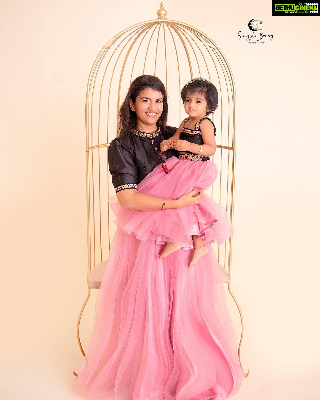 Sridevi Ashok Instagram - Birthday photoshoot for @sitara_chintala Photography: @snugglebunnyphotography Combo dress : @io__fashion #srideviashok #birthdayphotoshoot #momanddaughter #momanddaughterdress #combodress Chennai, India